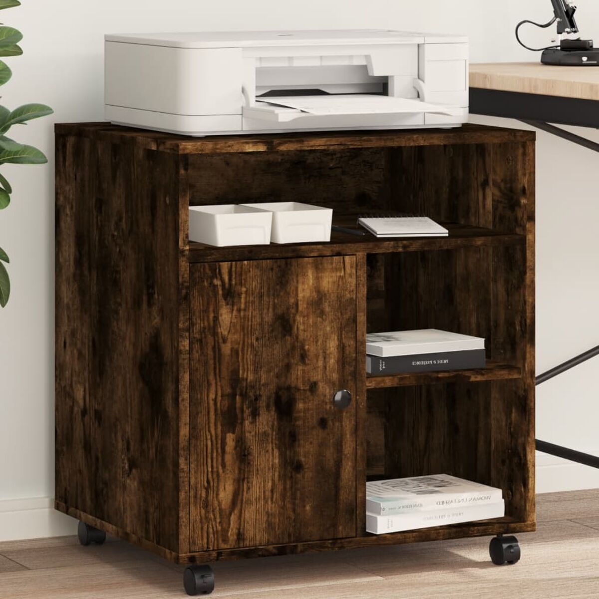 Ein Holzschrank mit Drucker, Bücher, Behälter und Tür.