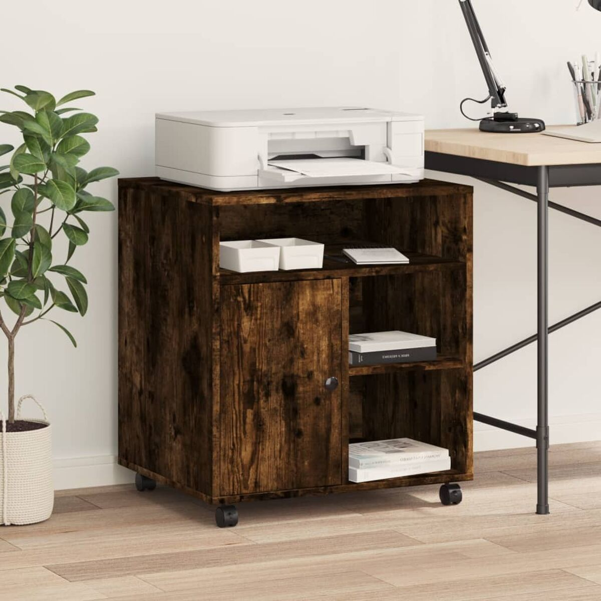 Ein brauner Schrank mit einem Drucker oben. Links ist eine Pflanze.