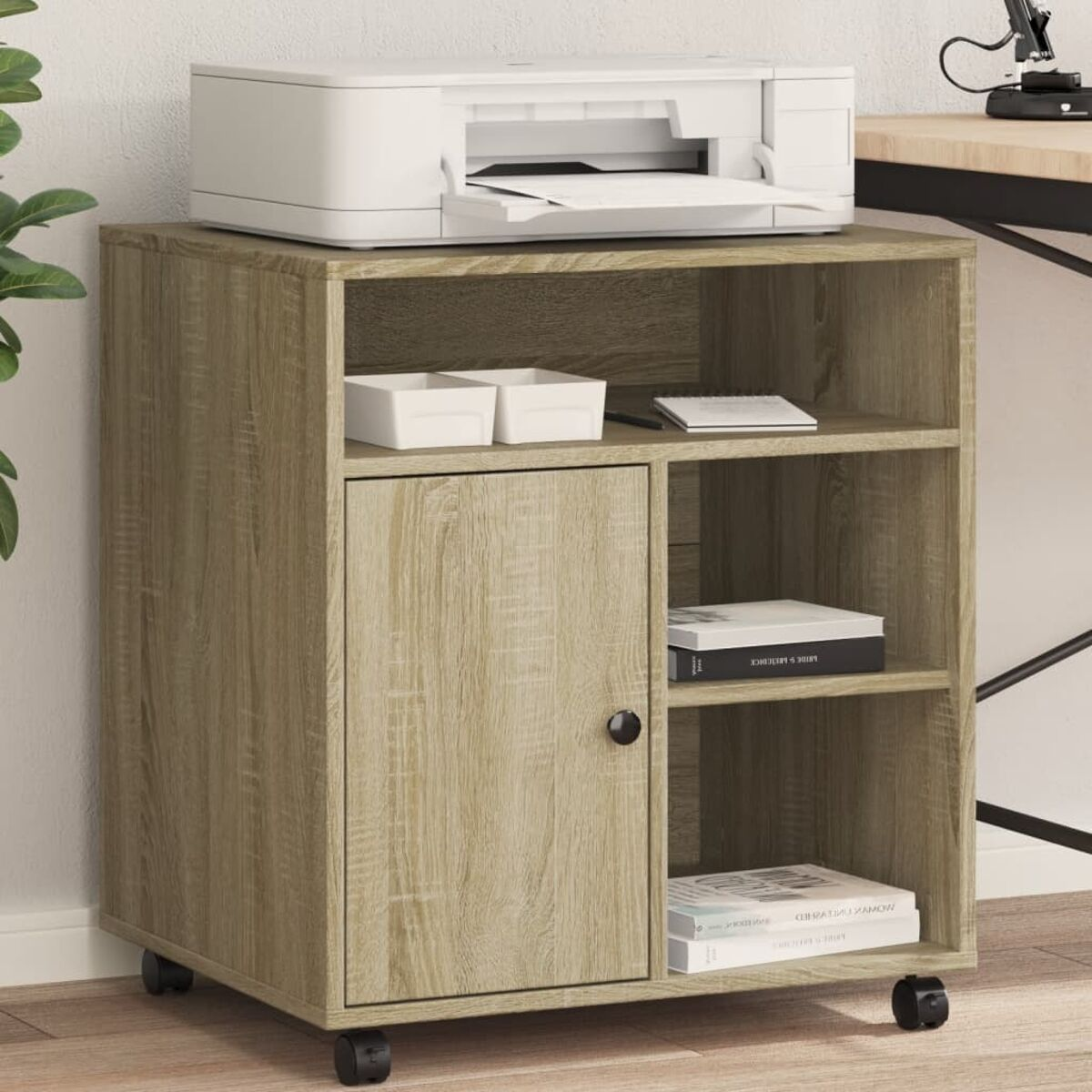 Holz-Roll-Aufbewahrungsschrank mit Drucker. Hat Regale und eine Tür. Der Boden ist Holz.
