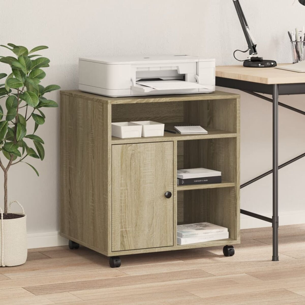 Holzschrank mit Drucker oben drauf. Enthält Regale und eine Tür.