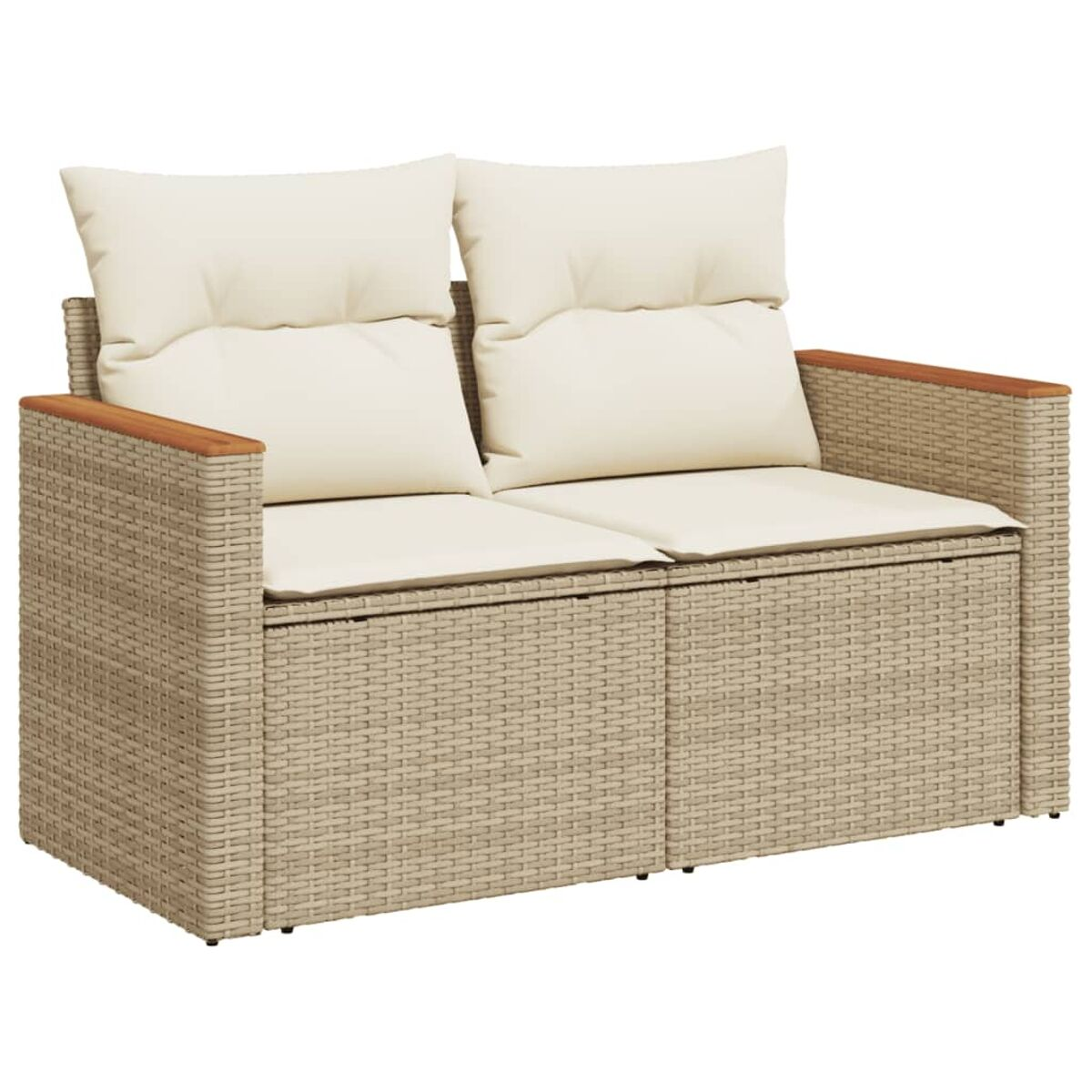 Zweisitziges graues Rattan-Sofa mit cremefarbenen Kissen und Holzarmlehnen.