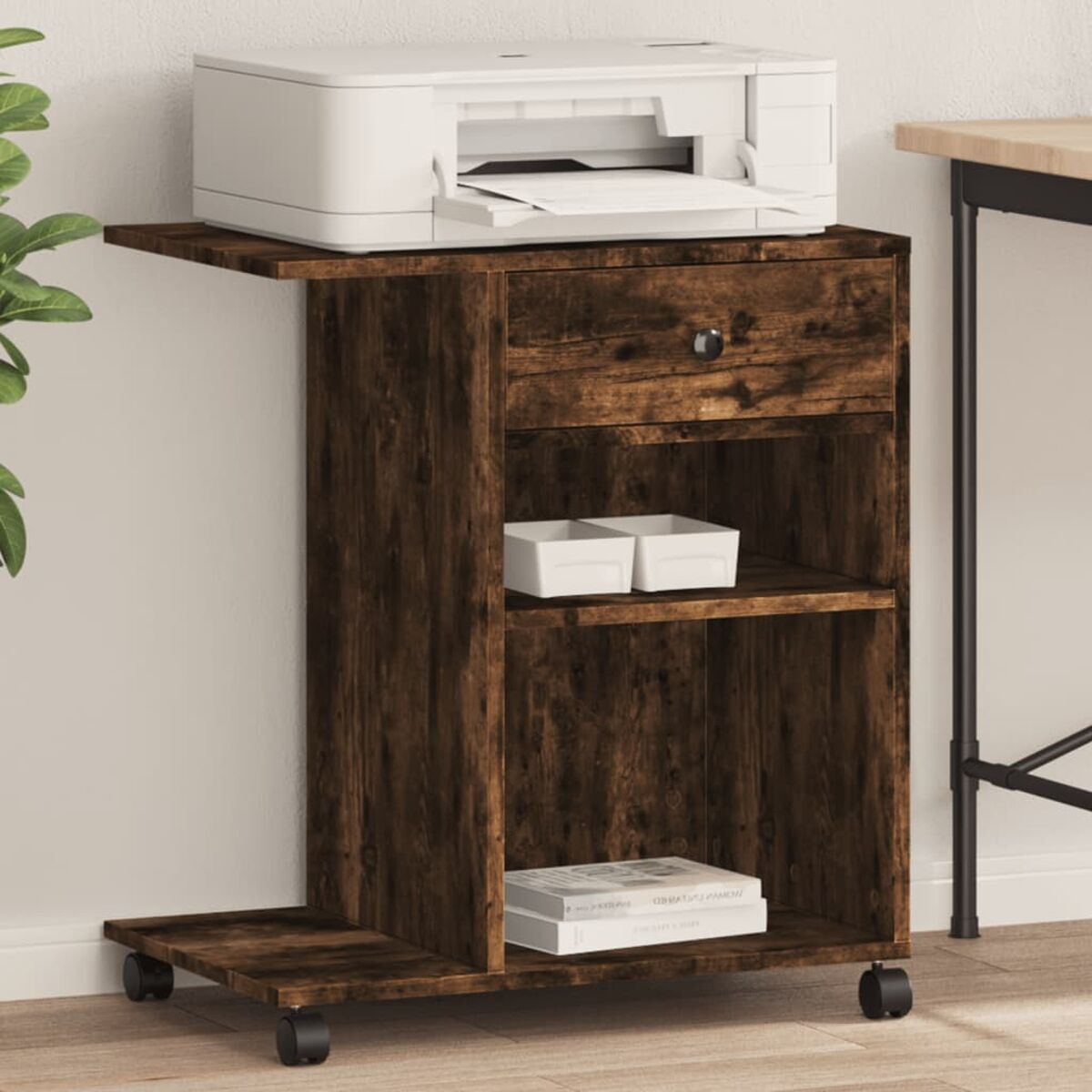 Brauner, rollender Druckerstand mit Schublade und Regalen. Drucker oben. Weißer Wandhintergrund.