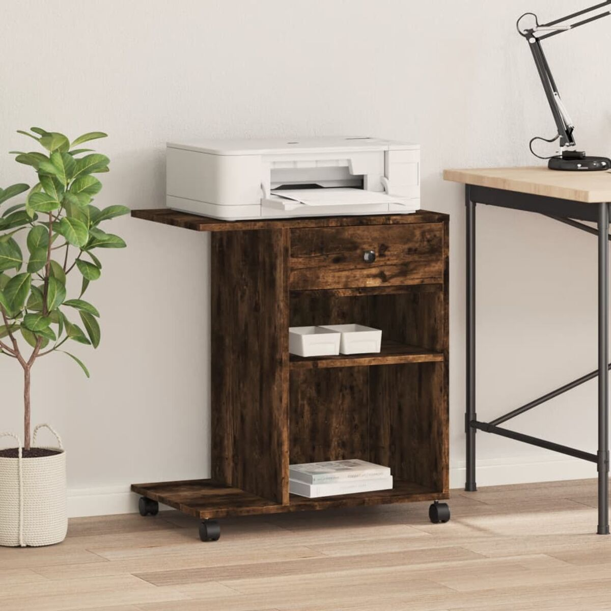 Holzschrank mit Drucker oben, Schublade und Regalen mit Gegenständen. Räder unten.