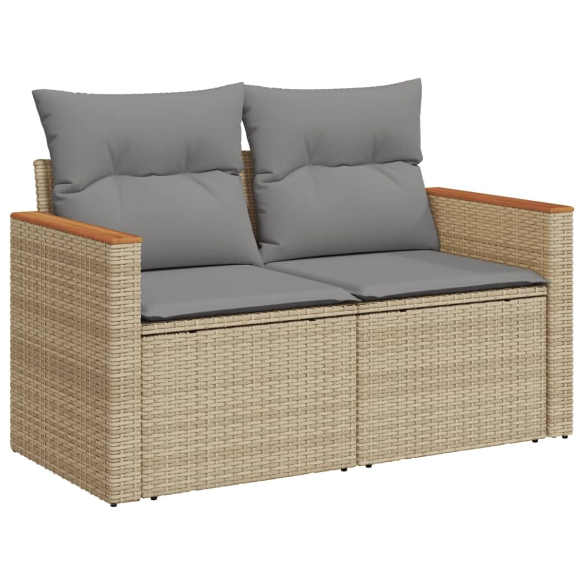 Beige Zweisitzer-Sofa aus Korbgeflecht mit grauen Kissen. Holzarmlehnen. Weißer Hintergrund.