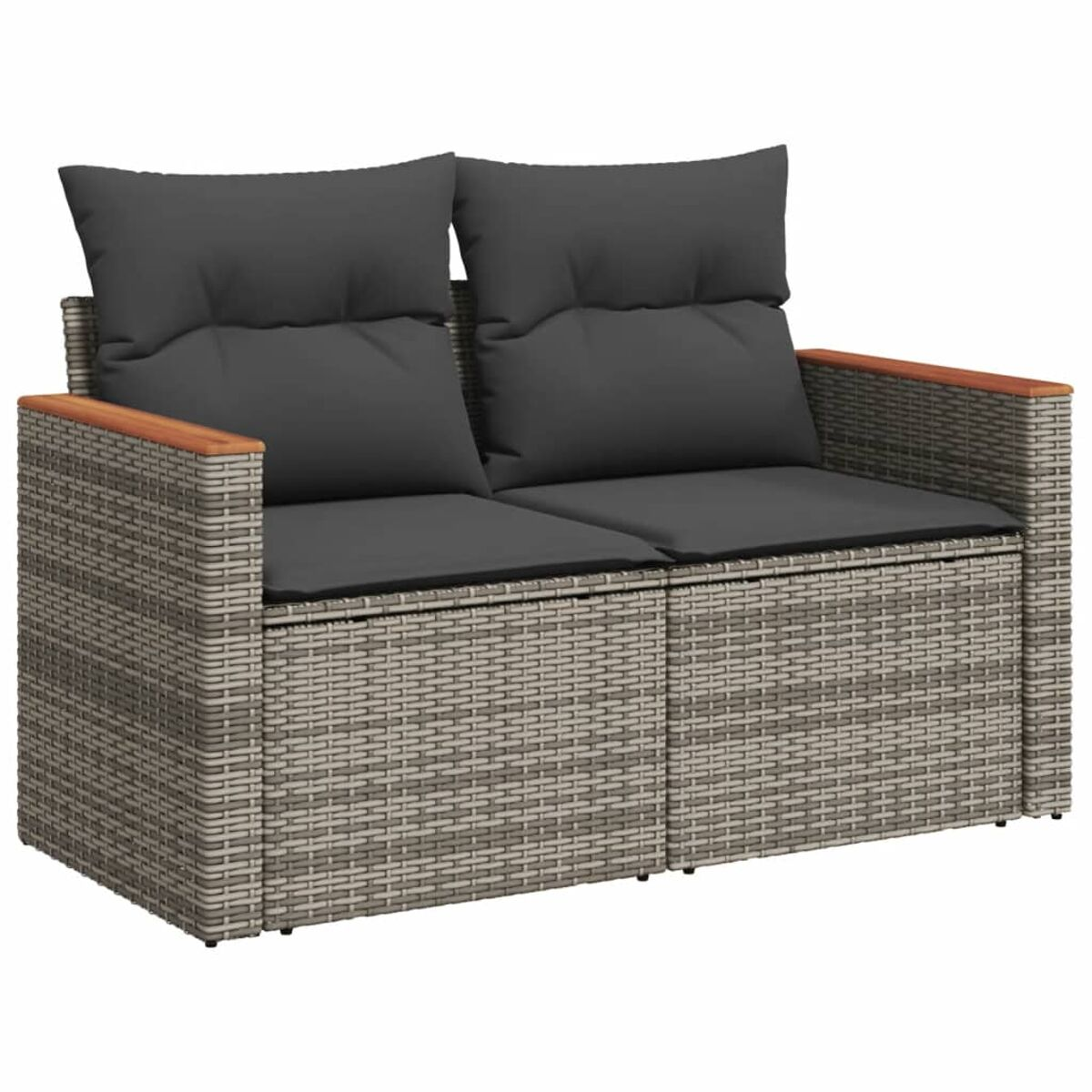 Rattansofa mit zwei grauen Kissen. Auf beiden Seiten sind Holzarmlehnen sichtbar.
