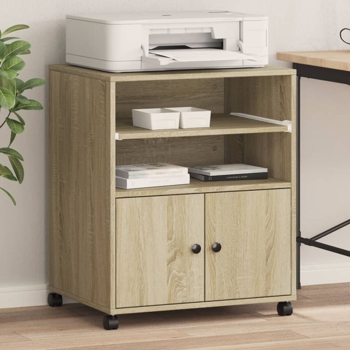 Holzschrank mit Drucker. Hat Regale und Türen. Der Schrank steht auf Rollen.