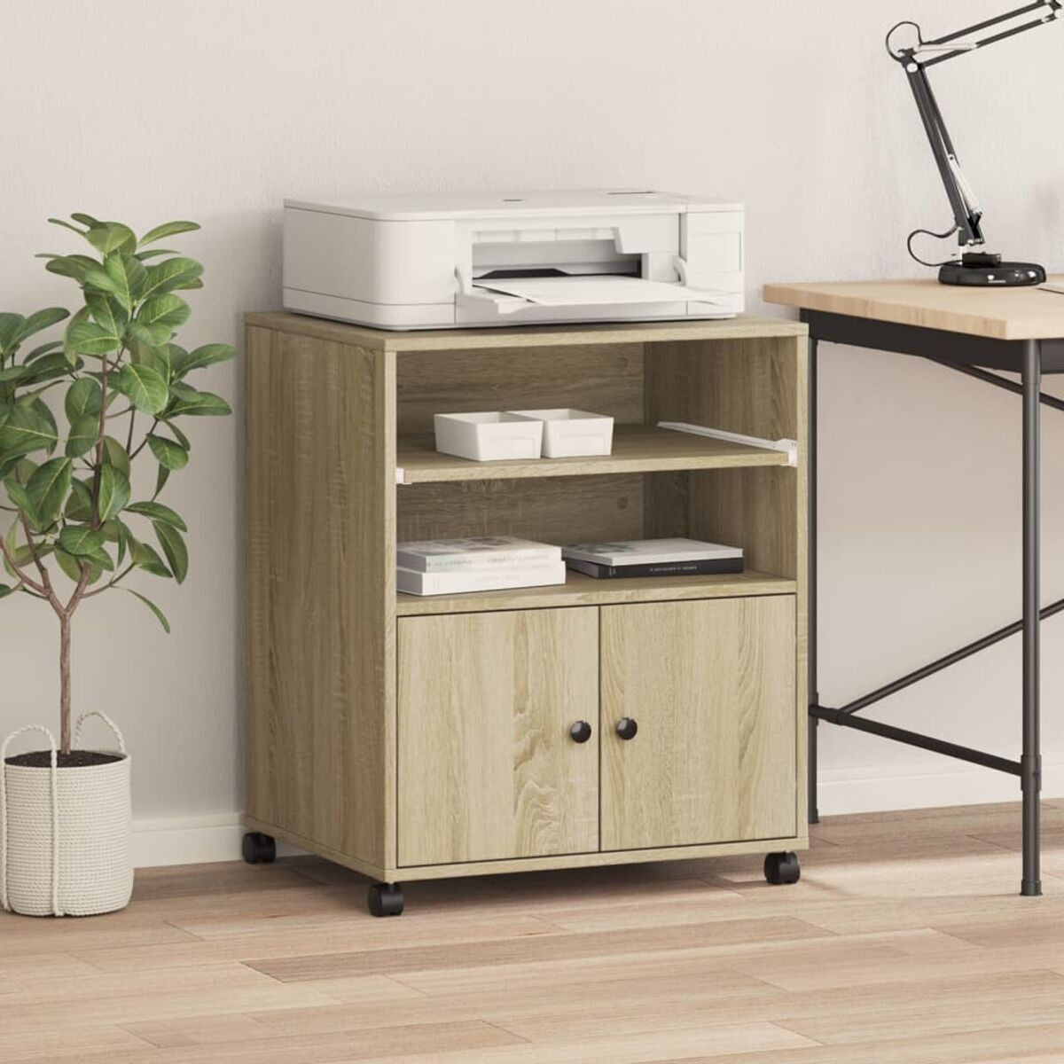 Holzschrank auf Rollen. Drucker, Regale und Türen. Weißer Hintergrund.