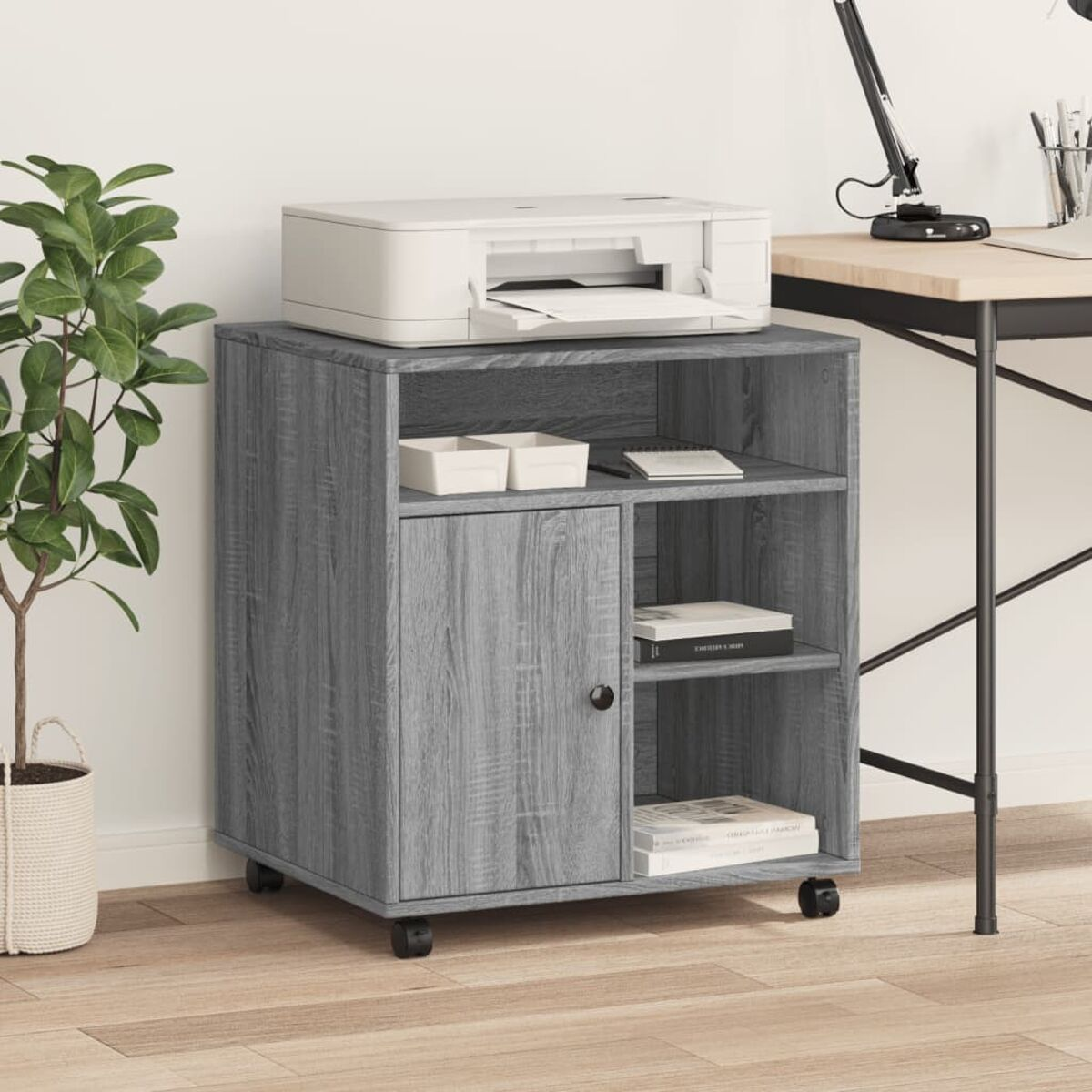 Ein grauer Schrank mit Drucker oben, Regalen und einer Tür. Mit Rädern für Mobilität.