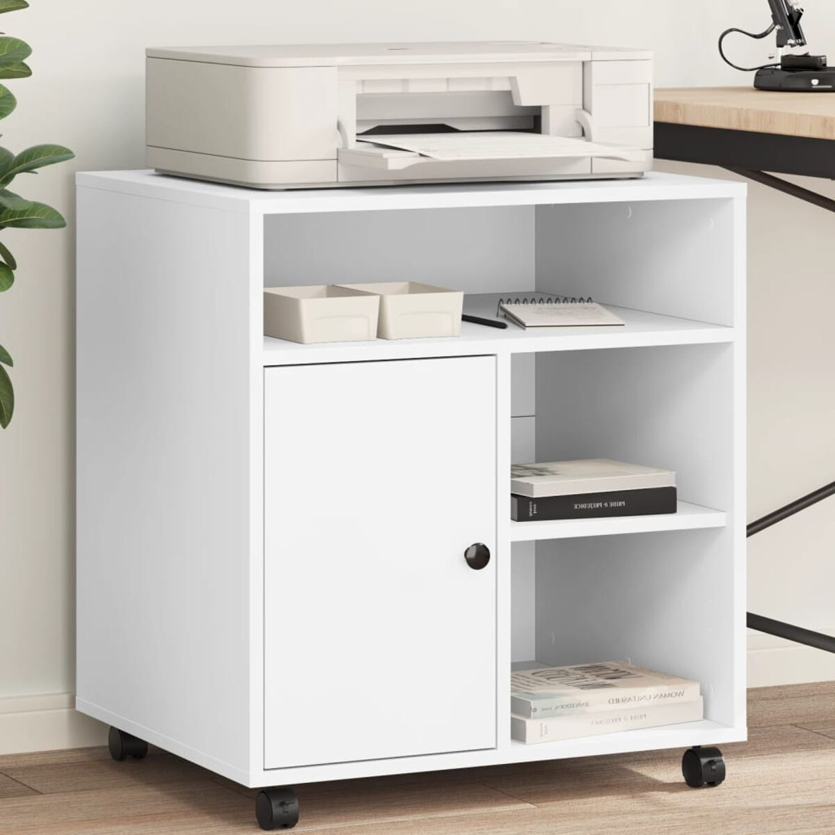 Weißer Schrank mit Drucker oben, Regalen und einer Tür. Einige Gegenstände befinden sich im Schrank.