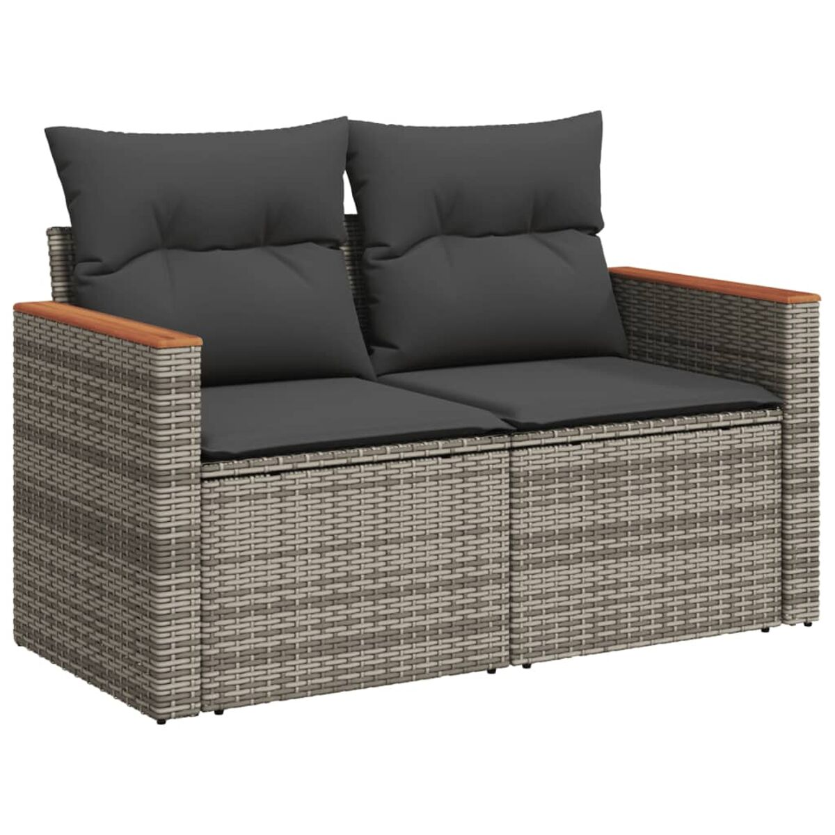 Graues Outdoor-Zweisitzer-Sofa aus Korbgeflecht mit Holzarmlehnen und grauen Kissen.