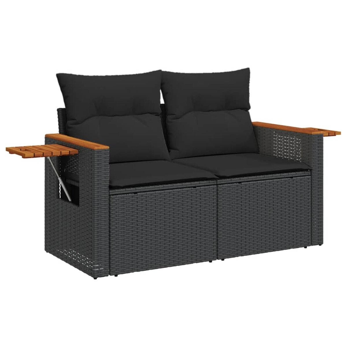 Schwarzes Rattan-Outdoor-Sofa für zwei. Mit schwarzen Kissen und Holzarmlehnen.