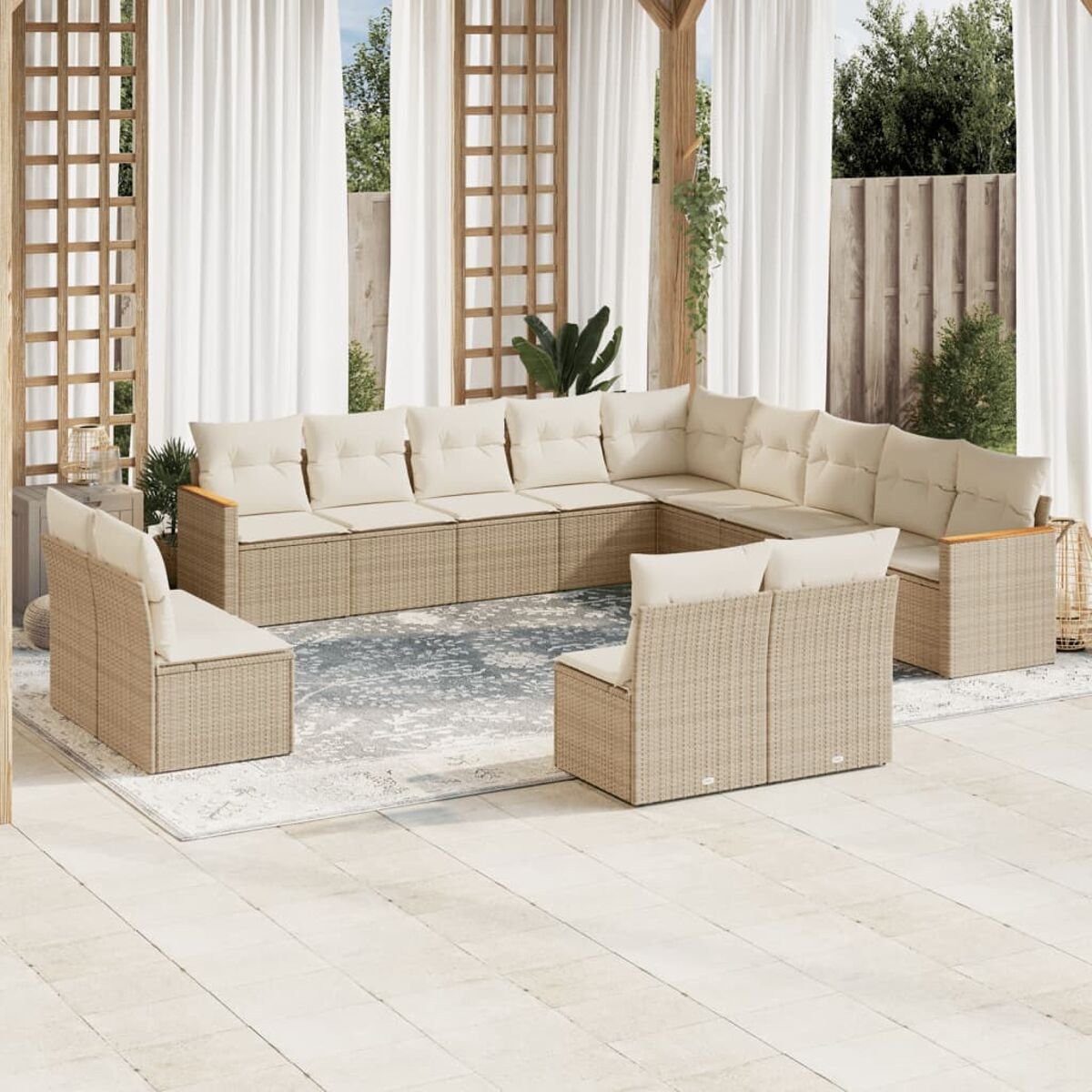 Anordnung von Gartenmöbeln mit beigen Kissen und einem Teppich.
