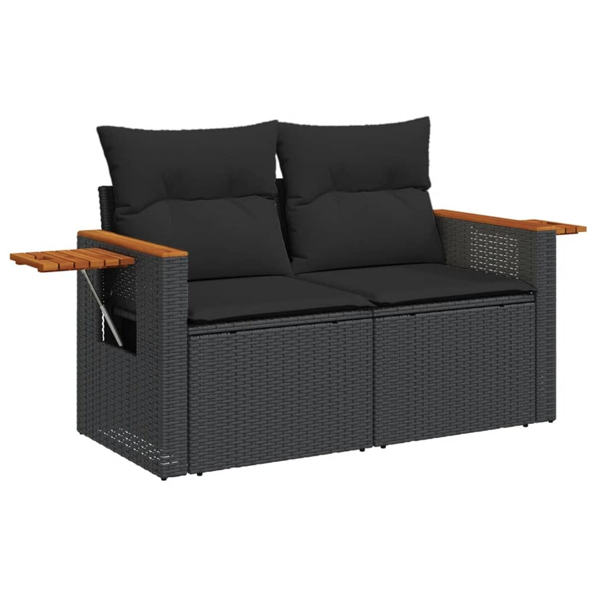 Ein graues Zweisitzer-Sofa aus Korbgeflecht mit schwarzen Kissen und Holztischen.