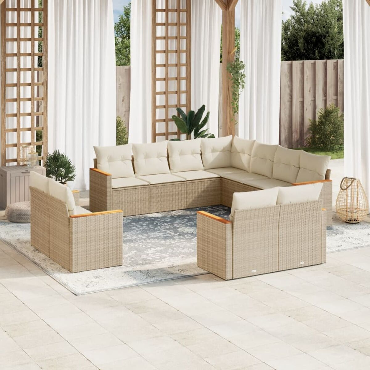 Beiges Outdoor-Sitzensemble mit cremefarbenen Kissen, Teppich und einem Holztisch.