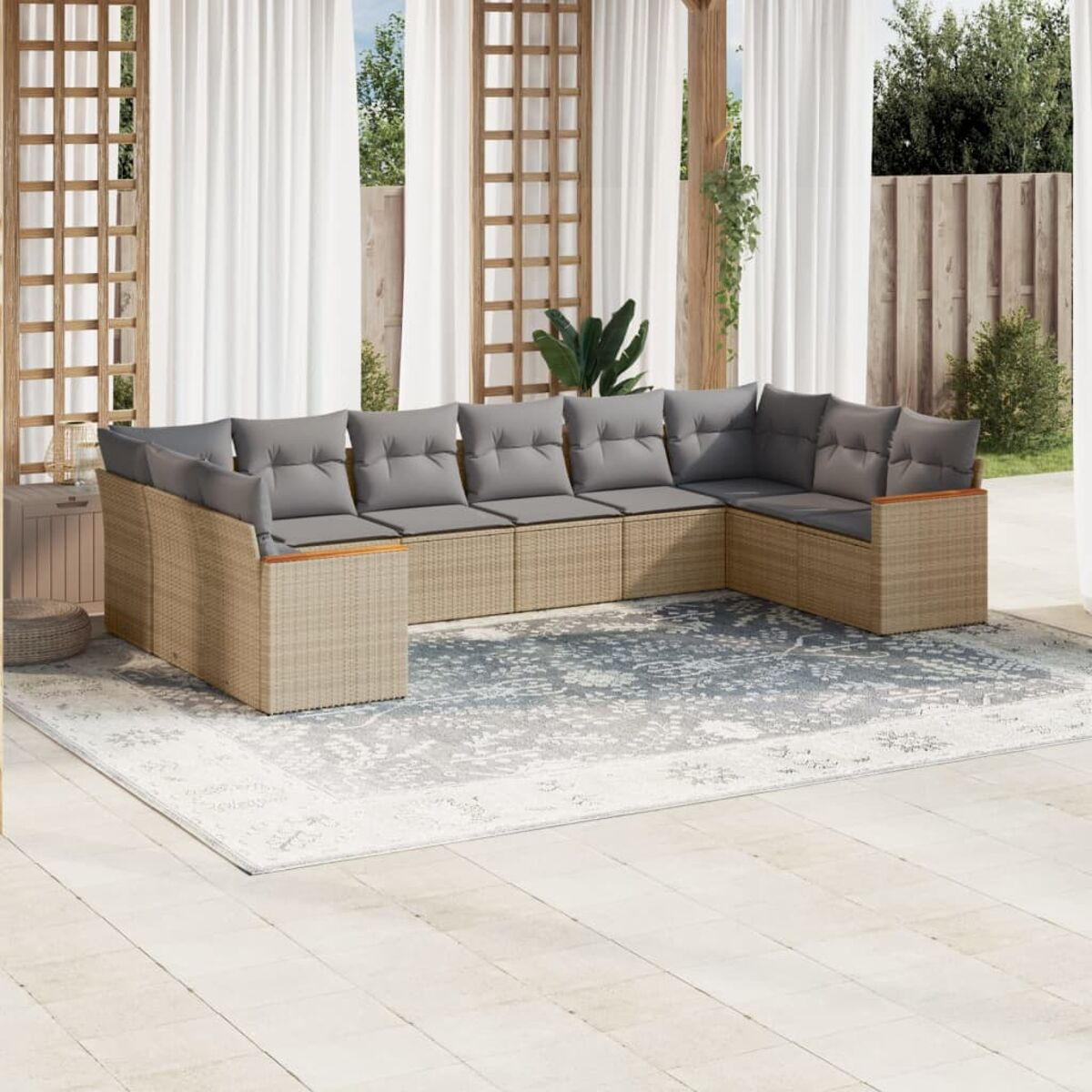 Beiges Outdoor-Ecksofa aus Korbgeflecht mit grauen Kissen, Holzarmlehnen, auf der Terrasse.