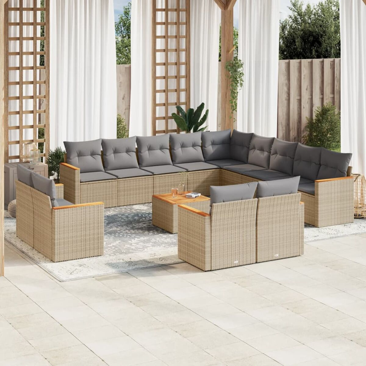 Ein Outdoor-Ecksofa aus Korbgeflecht mit grauen Kissen und einem Couchtisch aus Holz auf einem gemusterten Teppich.