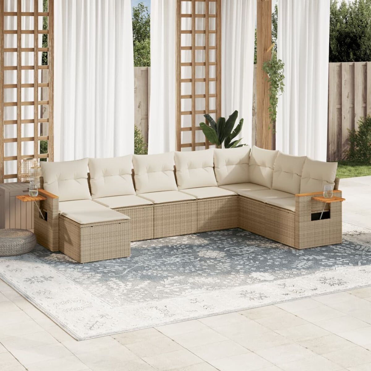 Beiges Ecksofa auf einem Teppich, mit Beistelltischen und weißen Vorhängen im Hintergrund.