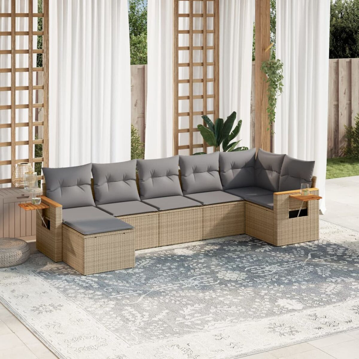 Outdoor-Ecksofa mit grauen Kissen, Holzarmen und einem gemusterten Teppich.