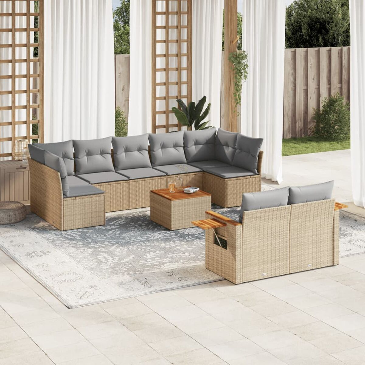 Rattan-Sofagarnitur für den Außenbereich mit grauen Kissen und einem Couchtisch aus Holz. Enthält ein Sofa und zwei Stühle.