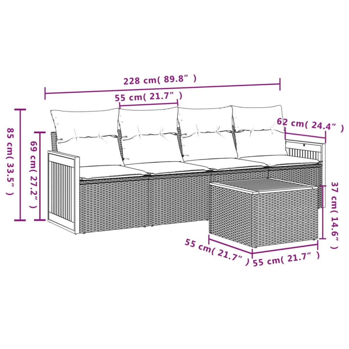 Rattan-Sofa mit drei Kissen und einem quadratischen Tisch. Maße angegeben.