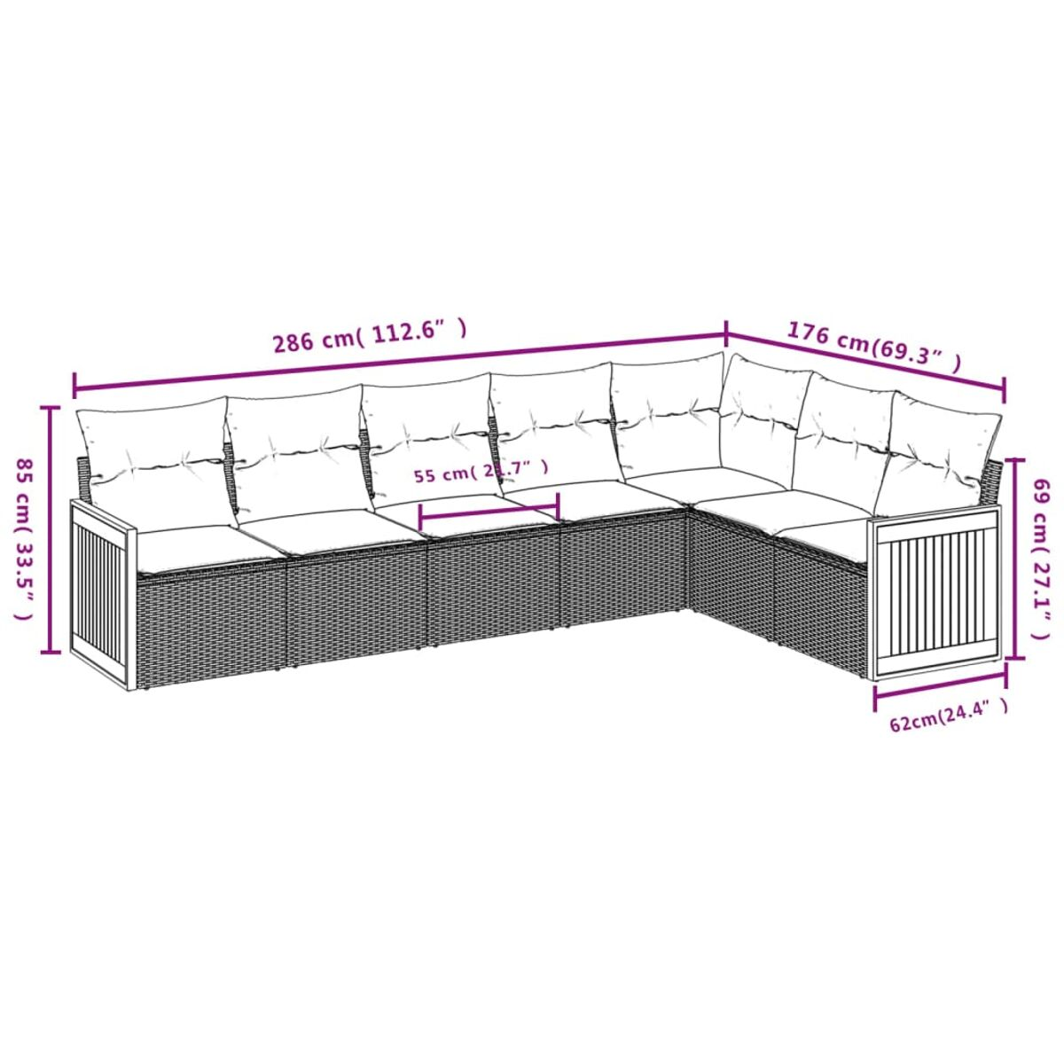 Rattan-Ecksofa mit Maßen. Graue Kissen, draußen aufgestellt.