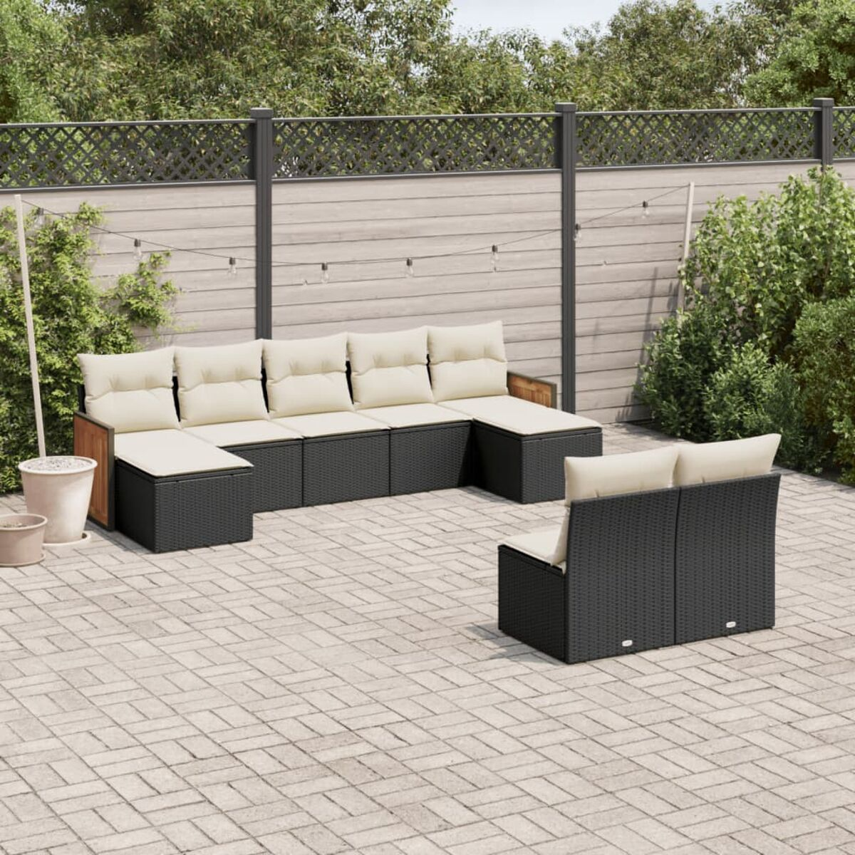 Terrassenset mit schwarzen Korbmöbeln, beige Kissen. Enthält ein Sofa, ein Zweisitzer und einen kleinen Tisch.