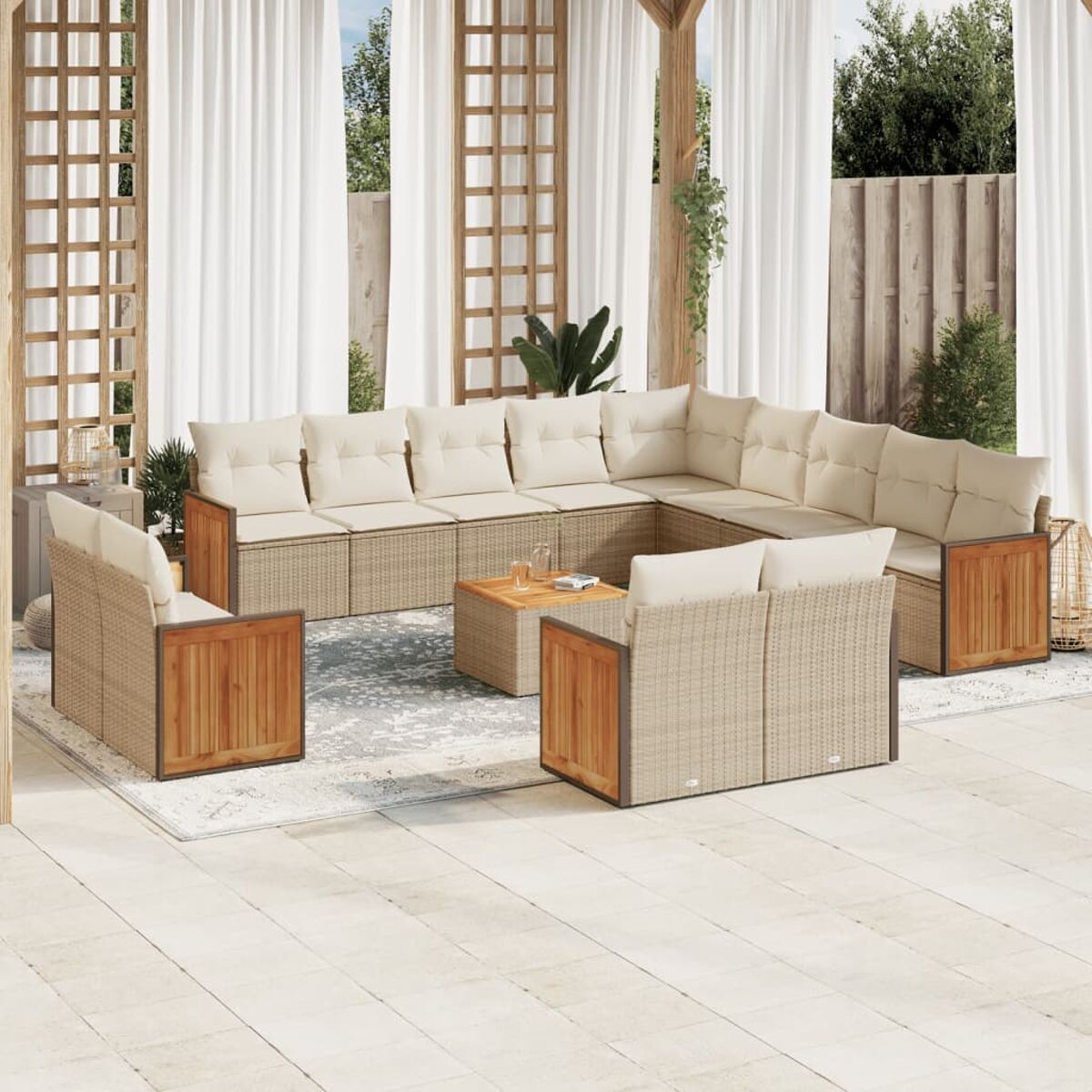 Ecksofa-Set im Freien mit Holzverkleidung, cremefarbenen Kissen und einem Teppich.