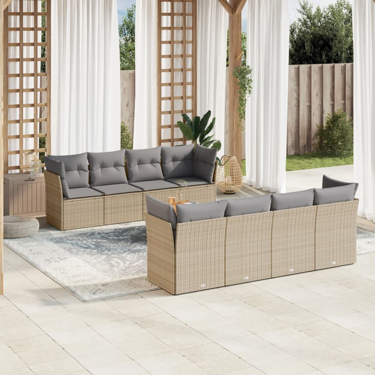 Terrassenset im Freien mit beigen Korbmöbeln, grauen Kissen und Holzakzenten. Weiße Vorhänge.