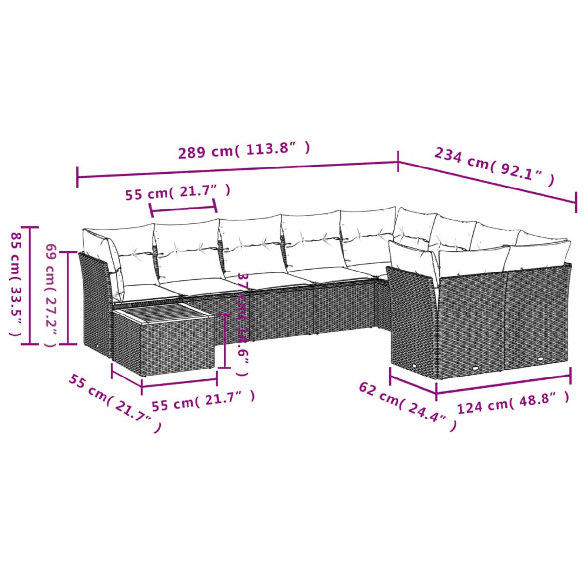 Outdoor-Ecksofa mit Maßen. Braunes Korbgeflecht mit weißen Kissen. Rechteckiger Tisch. Terrasse.