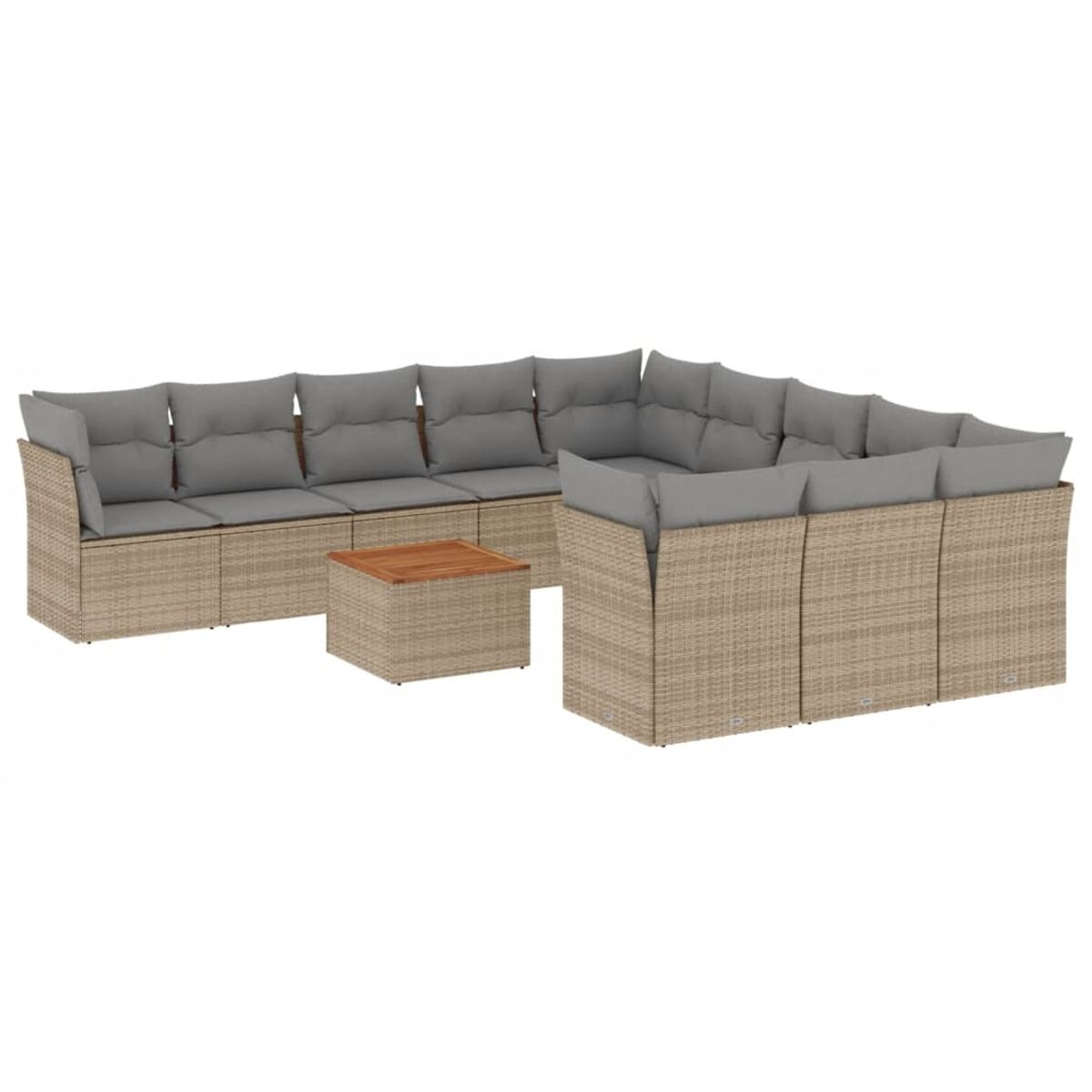 Beiges Rattan-Ecksofa mit grauen Kissen. Quadratischer Holztisch davor.