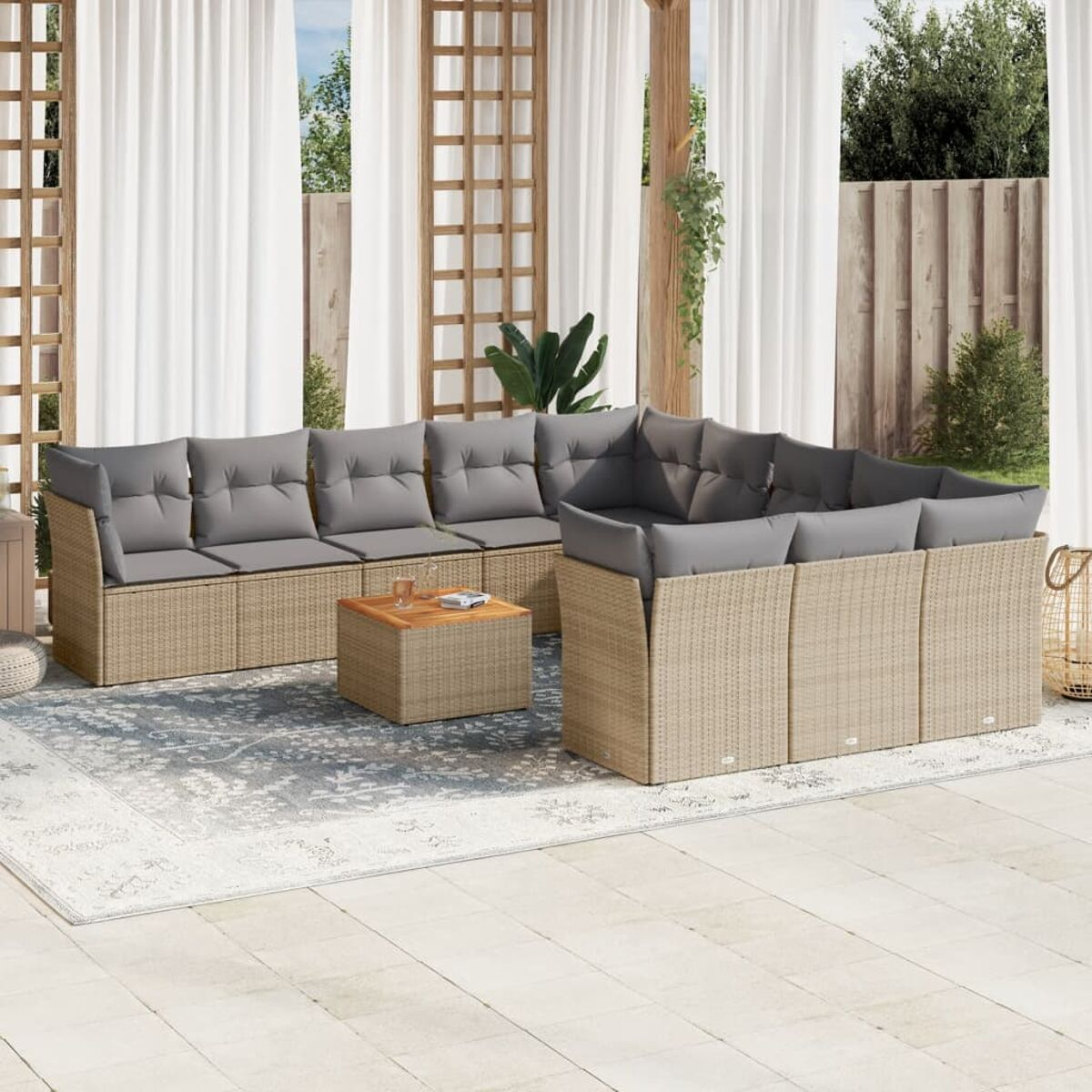 Beiges Ecksofa aus Weide mit grauen Kissen und einem Holztisch auf einem gemusterten Teppich.