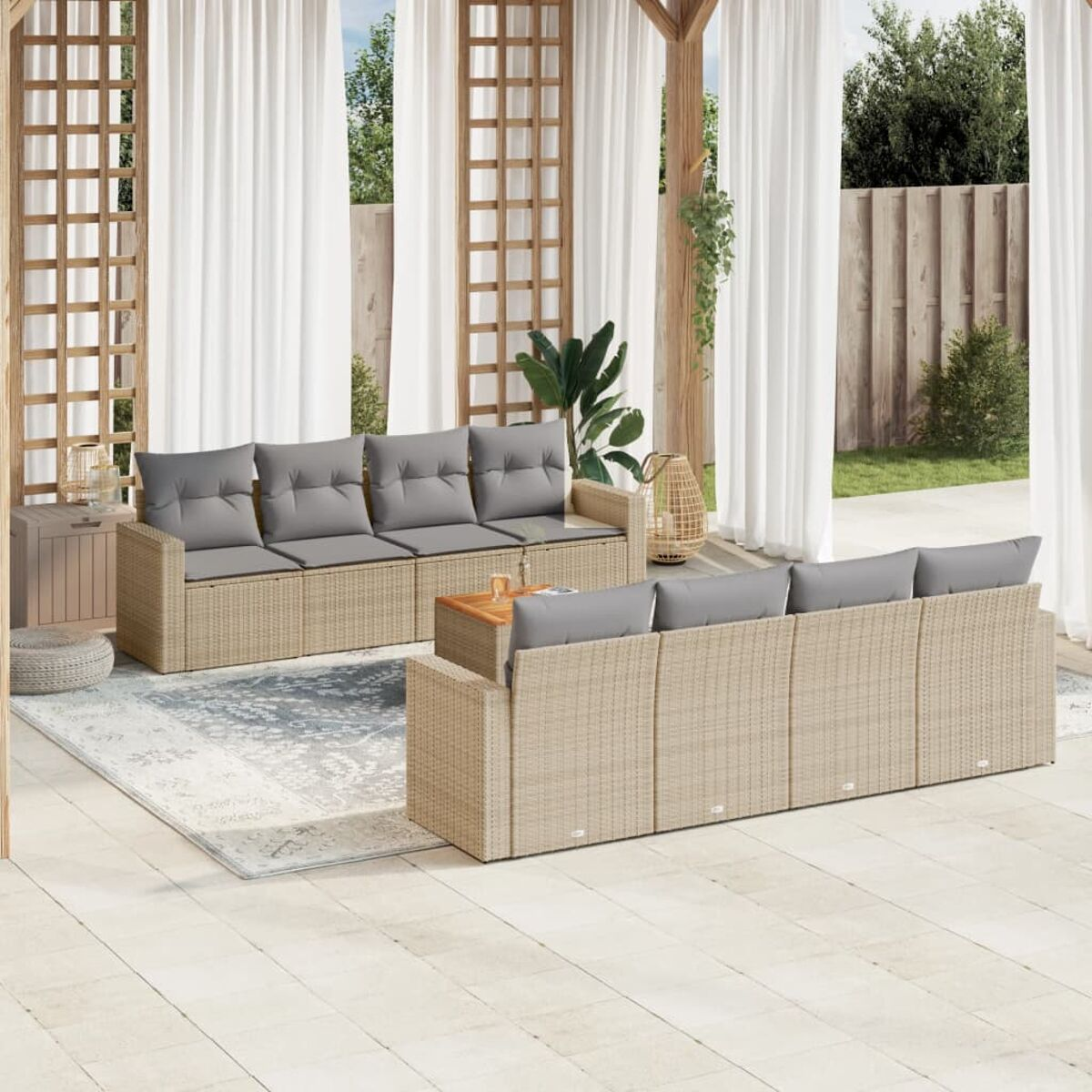Outdoor-Sofa aus Korbgeflecht mit grauen Kissen, einem Couchtisch und einem Teppich. Die Szene ist im Freien mit Vorhängen.
