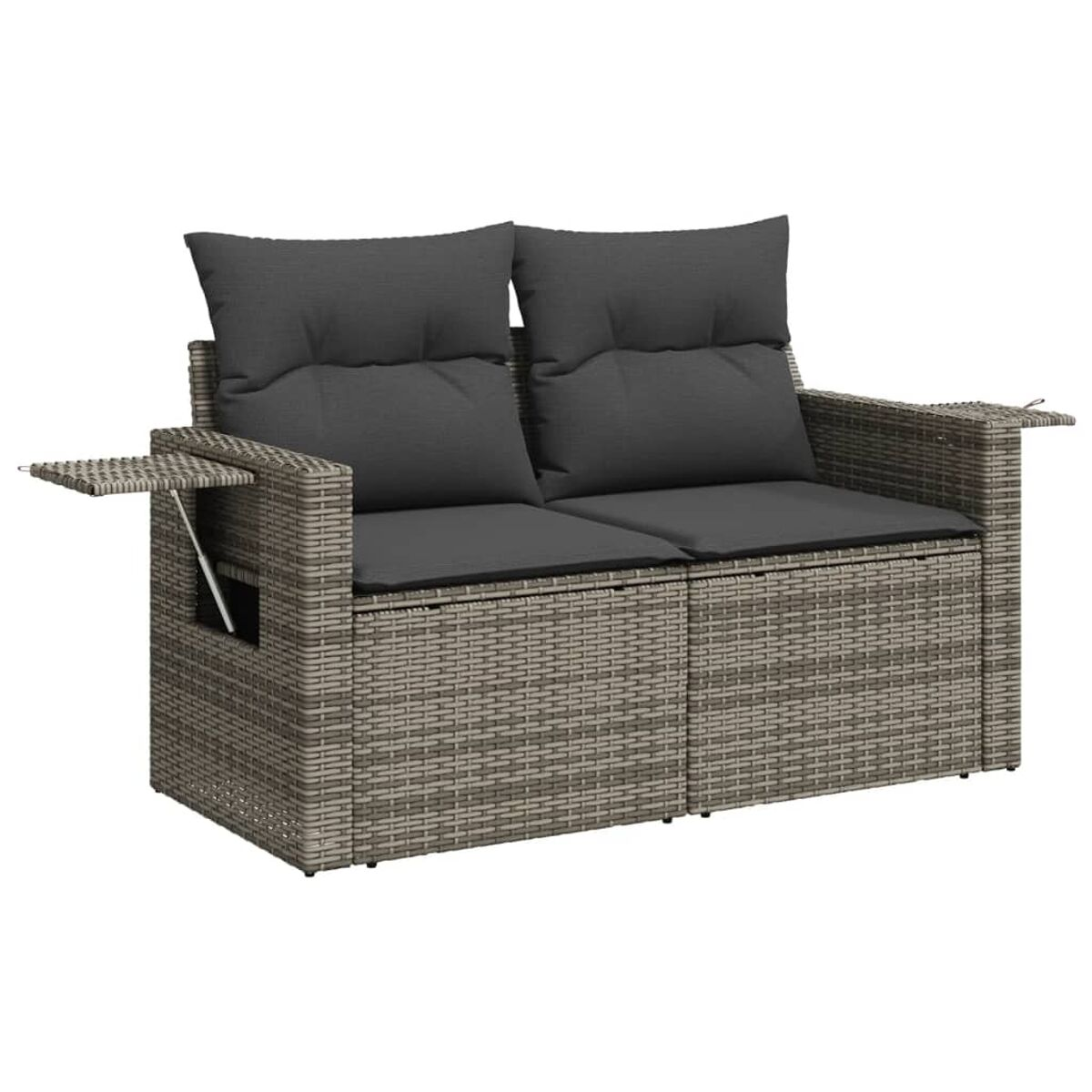 Zweisitzer-Rattansofa mit Beistelltischen und grauen Kissen.