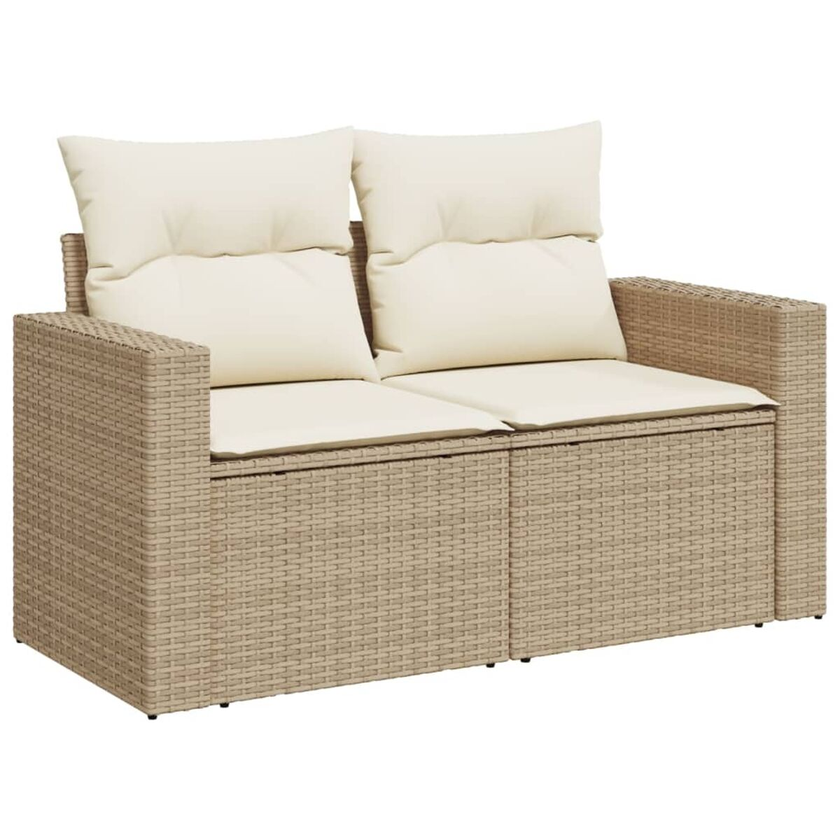 Divano in vimini beige a due posti con cuscini color crema, su sfondo bianco.