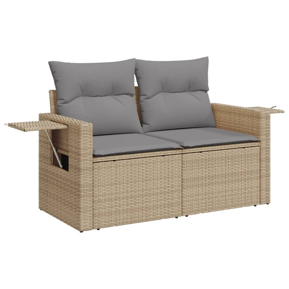 Geflochtene Couch mit grauen Kissen und Beistelltisch. Weißer Hintergrund.