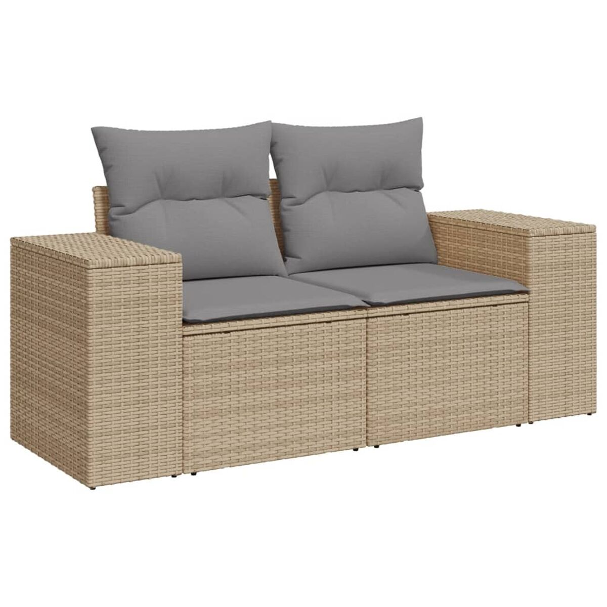 Beiges Zweisitzer-Sofa aus Korbgeflecht mit grauen Kissen. Beistelltische auf beiden Seiten.