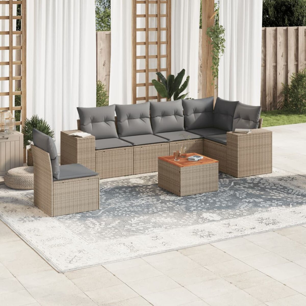 Outdoor-Sitzgruppe mit grauen Kissen. Enthält ein Sofa, einen Stuhl und einen Couchtisch.