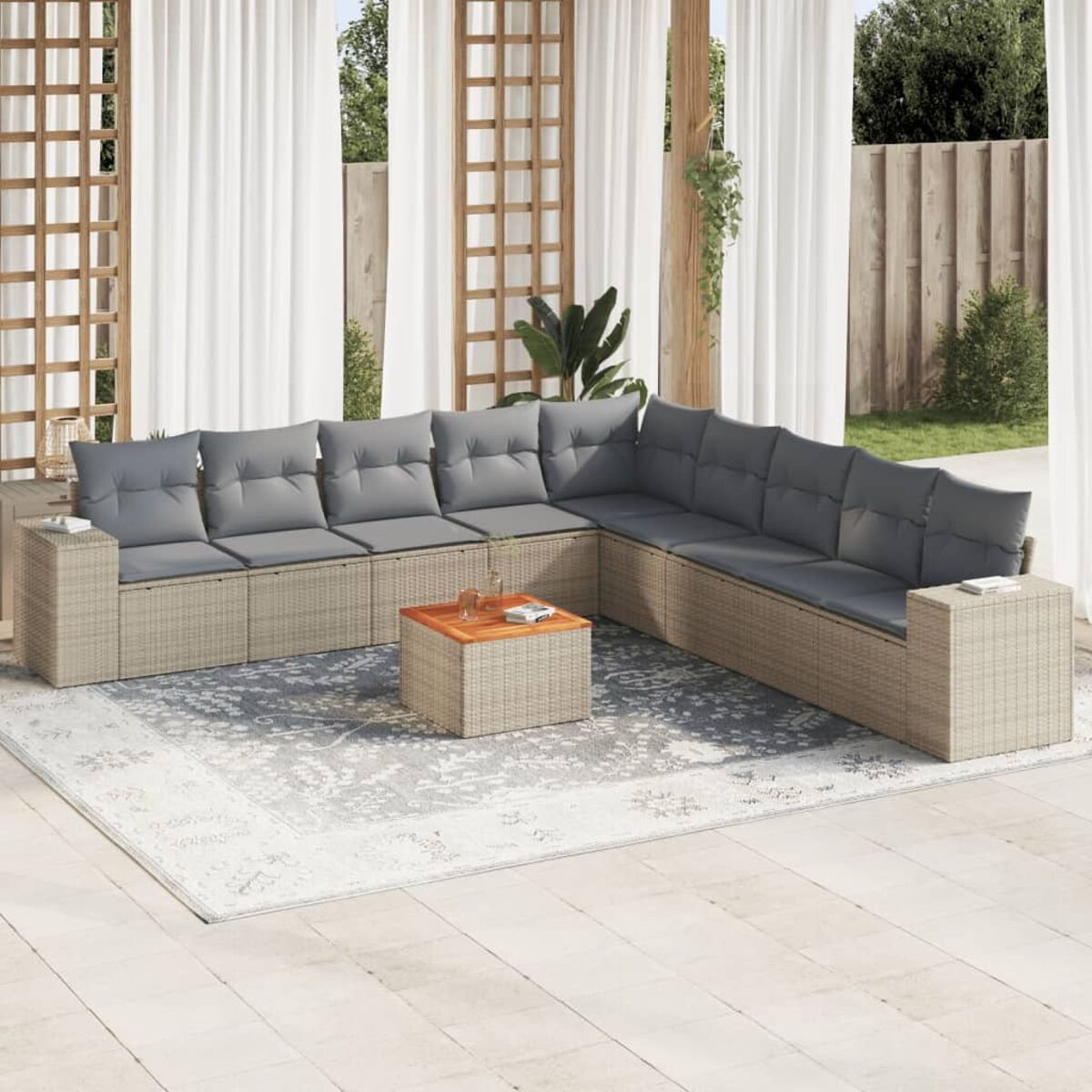 Beiges Outdoor-Ecksofa mit grauen Kissen und einem Couchtisch auf einer Terrasse mit Teppich.