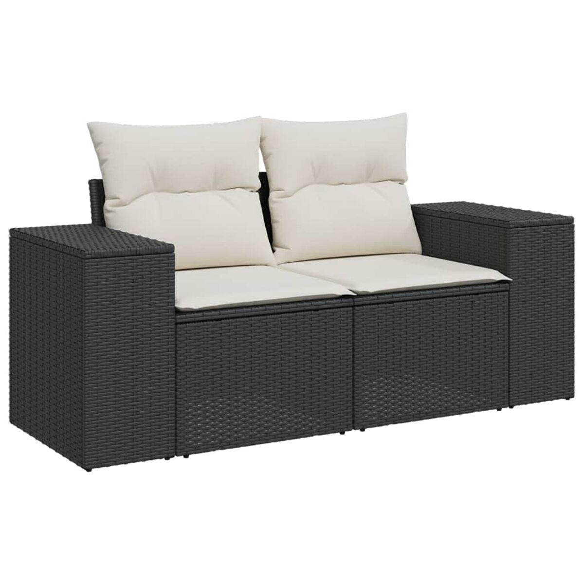 Zweisitzer-Sofa aus schwarzem Korbgeflecht mit zwei hellen Kissen. Beistelltische an den Armlehnen.