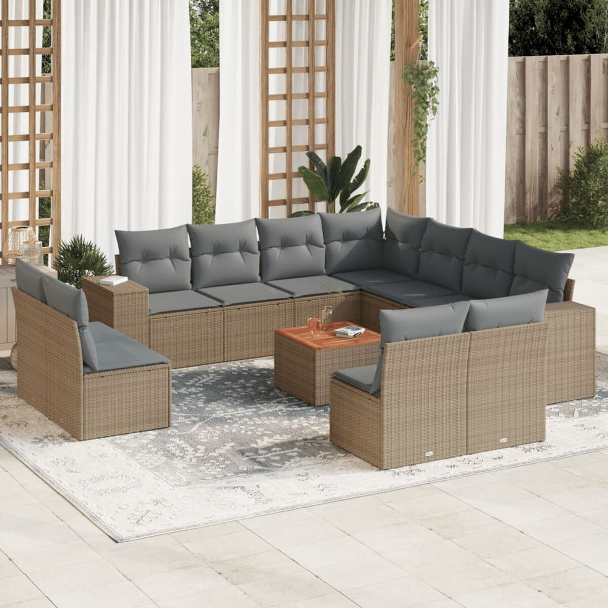 Beiges Outdoor-Sitzensemble mit grauen Kissen, Teppich und einem Holztisch.