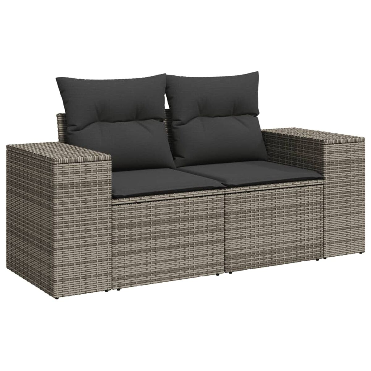 Graues Zweisitzer-Sofa aus Korbgeflecht mit dunkelgrauen Kissen. Beistelltische auf beiden Seiten.