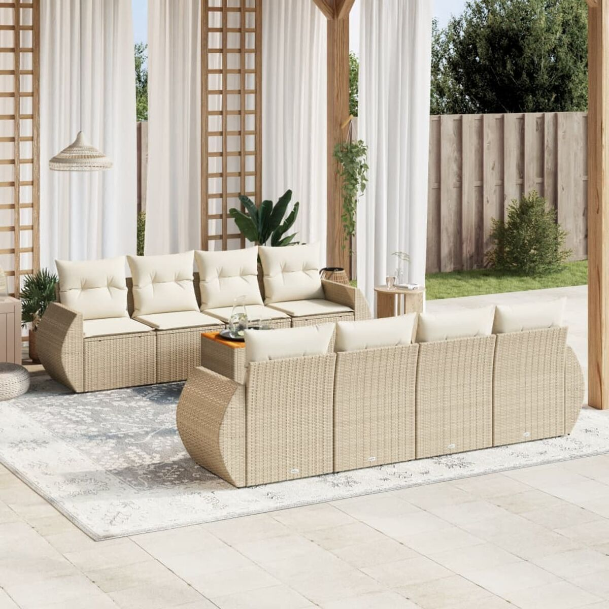 Gartenmöbel: beige Korbsessel und Kissen, Holztisch, Teppich und Vorhänge auf einer Terrasse.
