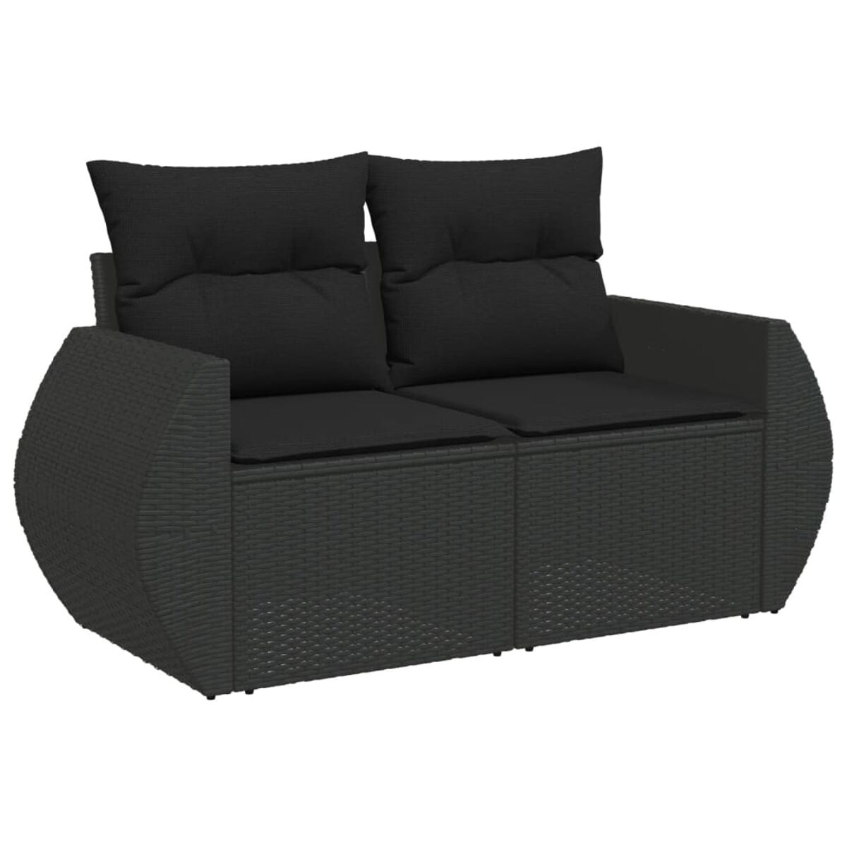 Ein schwarzes Zweisitzer-Sofa aus Korbgeflecht mit zwei schwarzen Kissen. Es ist ein geschwungenes Design.