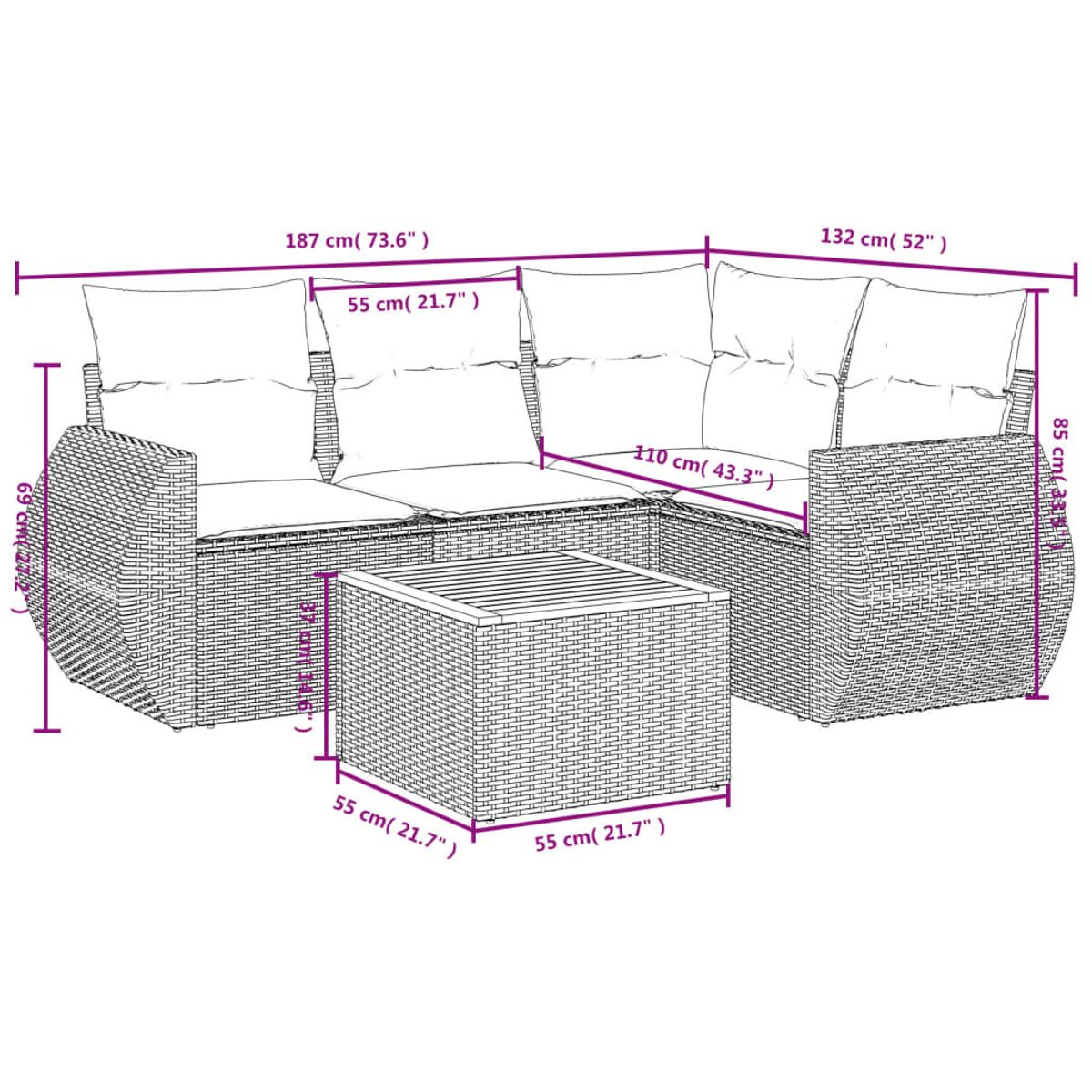 Eine Outdoor-Terrasseneinrichtung mit beigem Rattan-Sofaset und einem Couchtisch. Die Szene ist hell.