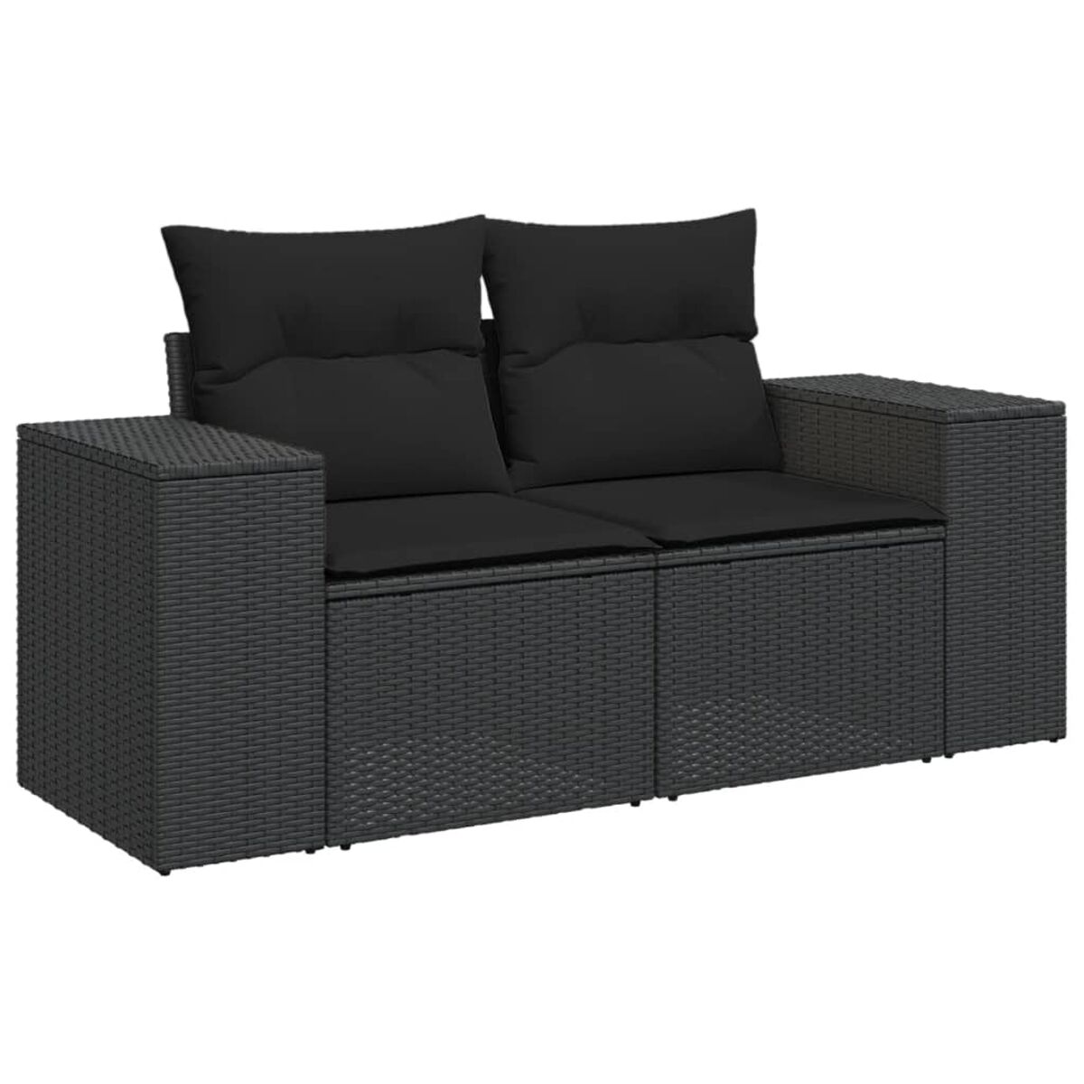 Ein schwarzes Zweisitzer-Wicker-Sofa mit schwarzen Kissen. Es hat Armlehnen auf beiden Seiten.