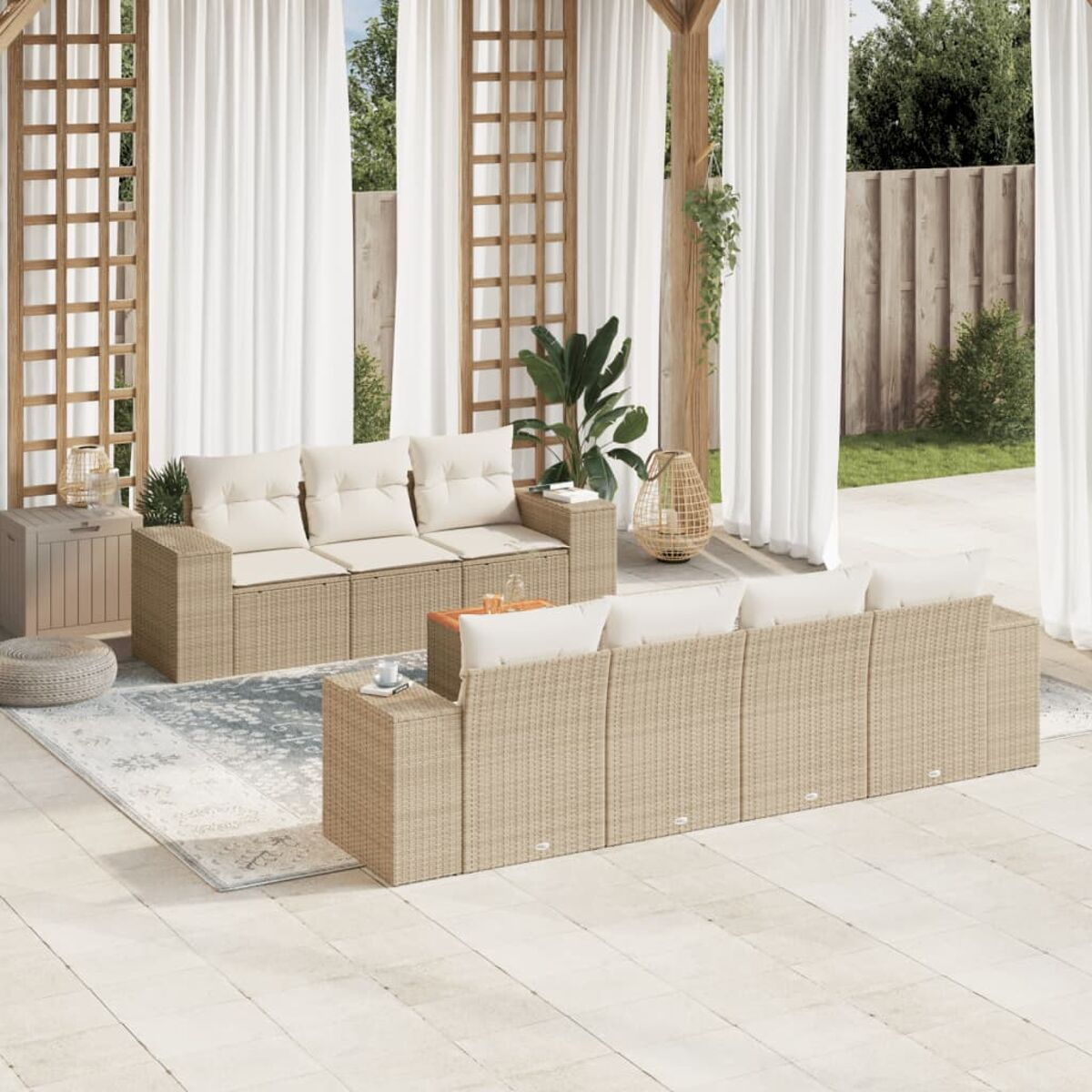 Beiges Outdoor-Sofaset mit Kissen auf einer Terrasse.