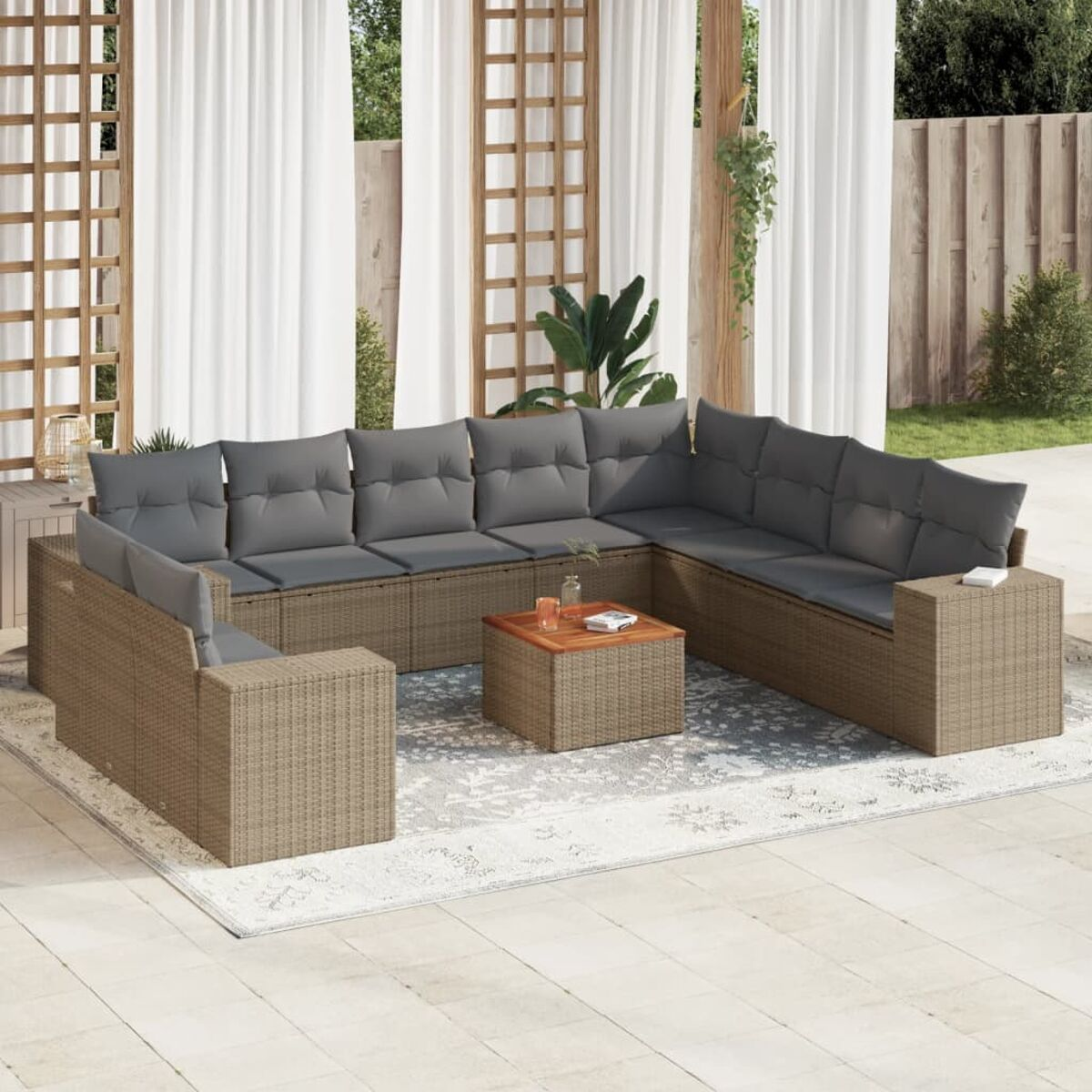 Rattan-Ecksofa mit grauen Kissen, Couchtisch und Außensitzgruppe.