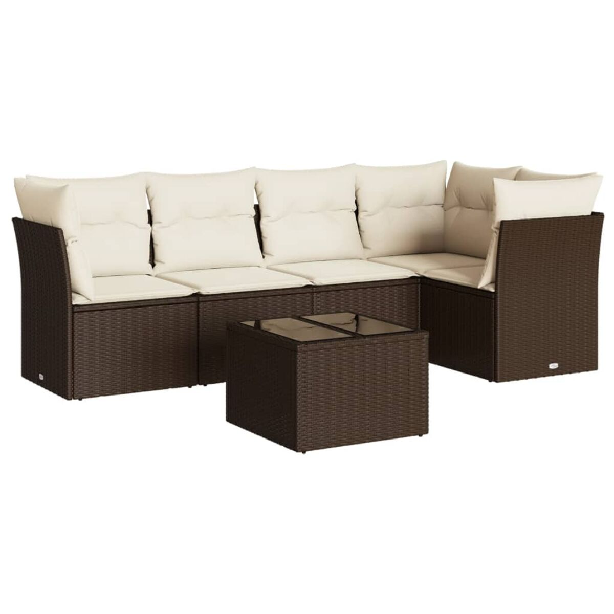 Set divano in rattan marrone con cuscini beige e tavolo con piano in vetro su sfondo bianco.