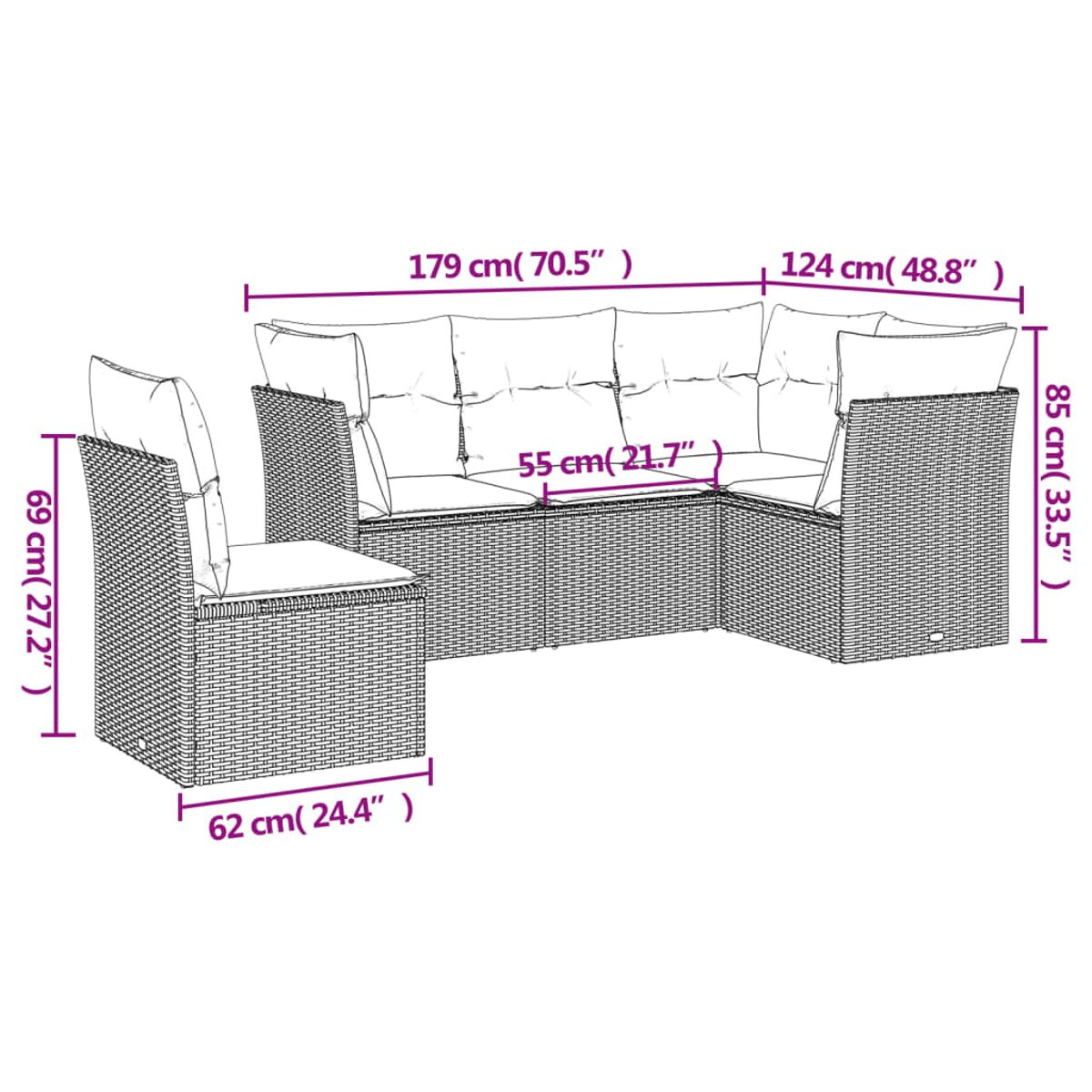 Ein Outdoor-Ecksofa mit Abmessungen. Es besteht aus grauem Korbgeflecht mit weißen Kissen. Ein Stuhl ist in der Nähe.