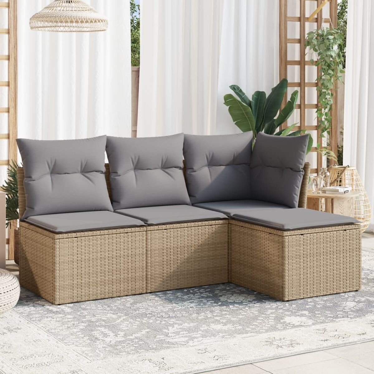 Outdoor-Rattansofa mit grauen Kissen, auf einer Terrasse. Ein kleiner Tisch und Hintergrund.
